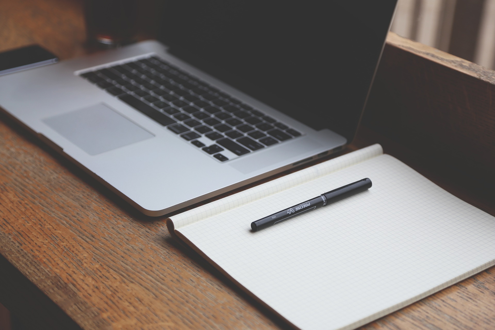 Laptop mit Datenanalysesoftware